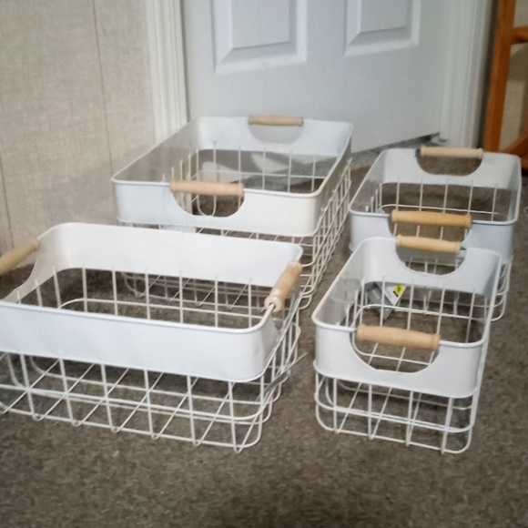 NWT- Lot of 4 White Metal Wire Baskets with Wooden Handles Sturdy and Attractive - Picture 1 of 3